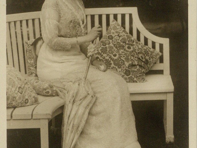 Kronprinzessin Cecilie mit einem Damenstockschirm in der rechten Hand, Originalaufnahme aus Danzig, um 1913 (vergrößerte Bildansicht wird geöffnet)