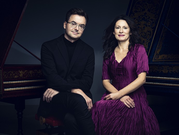 Aexander und Alexandra Grychtolik, im Hintergrund zwei Cembali
