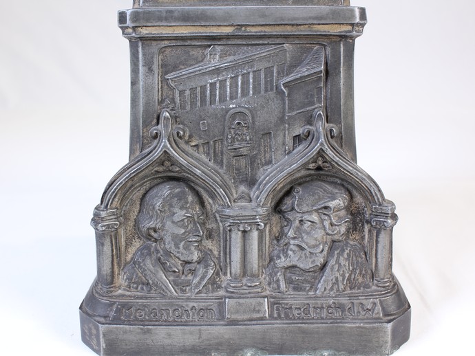 Rückansicht des Sockels mit Porträts von Philipp Melanchthon und dem sächsischen Kurfürsten Friedrich dem Weisen, der Luther vor Verfolgung schützte (vergrößerte Bildansicht wird geöffnet)