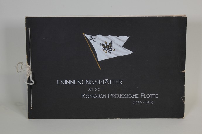 „Erinnerungsblätter an die Königlich Preußische Flotte (1848–1860)“
Kunstdruck-Sammelmappe nach Gemälden von Lüder Arenhold