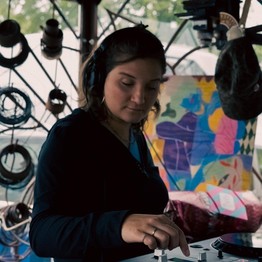 Mädchen an einem DJ-Mischpult