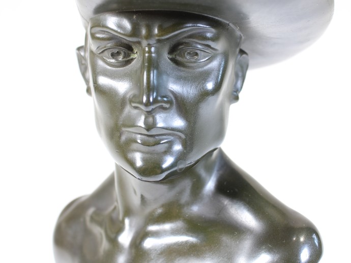 Die Büste hat Ähnlichkeit zum heroischen Gestus von Soldatenbüsten des Ersten Weltkriegs, die mit nacktem Oberkörper und Stahlhelm dargestellt wurden. (vergrößerte Bildansicht wird geöffnet)