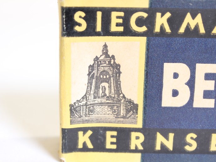 Verpackung "Sieckmanns Beste Kernseife" mit Detail des Kaiser-Wilhelm-Denkmals (vergrößerte Bildansicht wird geöffnet)