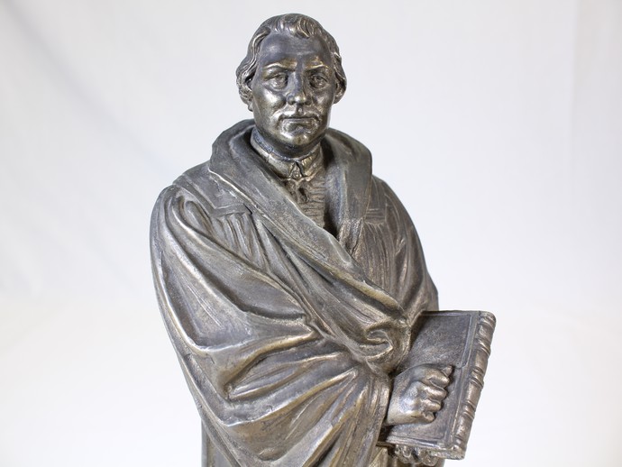 Skulptur Martin Luther im Detail (vergrößerte Bildansicht wird geöffnet)