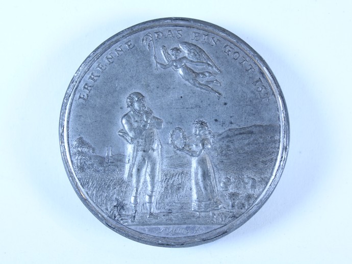 Die Rückseite des Talers zeigt die erfolgreiche Ernte 1817. (vergrößerte Bildansicht wird geöffnet)