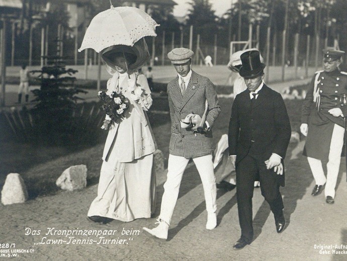 Das Kronprinzenpaar beim „Lawn-Tennis-Turnier“, Originalaufnahme um 1913 (vergrößerte Bildansicht wird geöffnet)