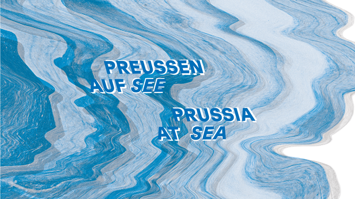 Grafisches Wellenmuster mit den Schriftzügen "Preussen auf See" und "Prussia at Sea"