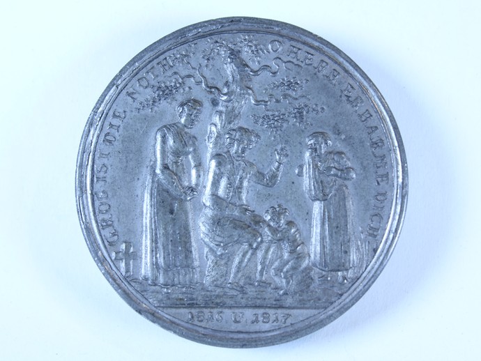 Auf der Vorderseite des Talers sind trauernde Menschen dargestellt, dazu die Inschrift: „Gros ist die Noth – O Herr erbarme dich / 1816 u. 1817“ (vergrößerte Bildansicht wird geöffnet)