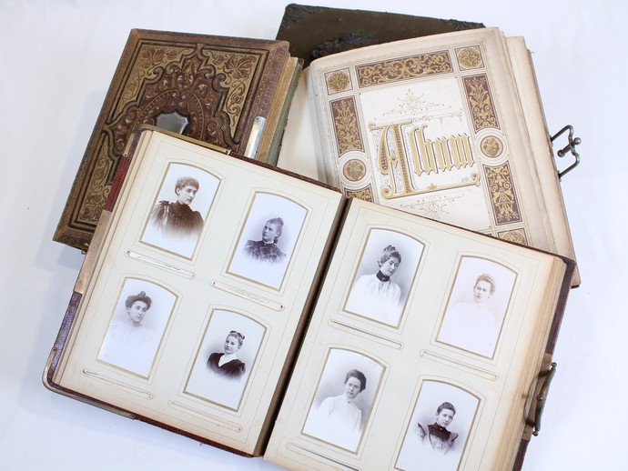 Solche Porträtaufnahmen waren seit der Entwicklung der Fotografie (Daguerreotypie), etwa seit den 1830er Jahren verbreitet und wurden in Fotostudio (vergrößerte Bildansicht wird geöffnet)