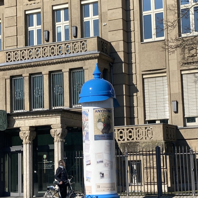 Die Litfaßsäule auf dem Johannes-Rau-Platz in Düsseldorf (vergrößerte Bildansicht wird geöffnet)
