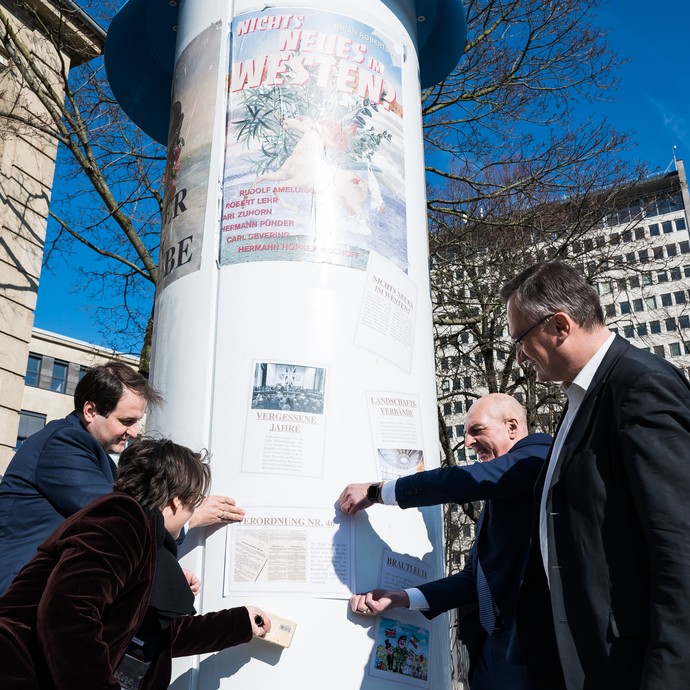 Eröffnung der Ausstellung auf dem Johannes-Rau-Platz in Düsseldorf (vergrößerte Bildansicht wird geöffnet)