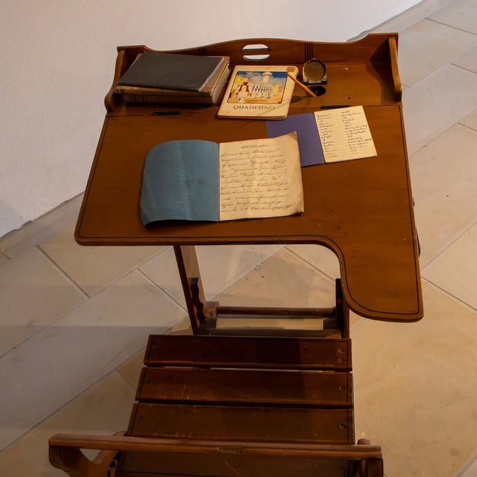 Schulbänke, Vorderansicht / LWL-Kambartel (vergrößerte Bildansicht wird geöffnet)