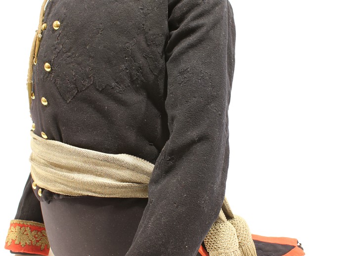 Vorderansicht der Uniform von General Blücher, linke Seite. Zu erkennen sind die Ergänzungen des blauen Uniformtuches. (vergrößerte Bildansicht wird geöffnet)