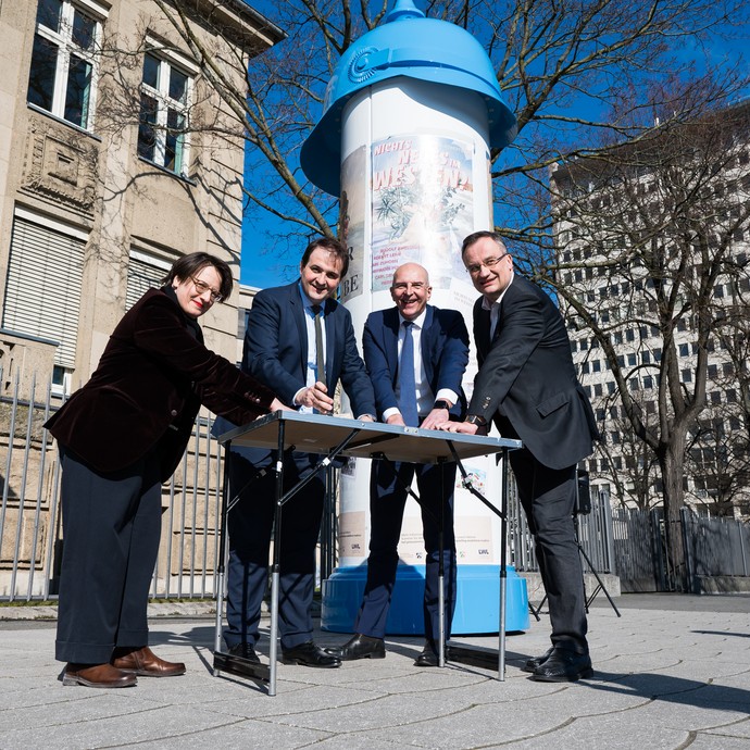 Eröffnung der Ausstellung auf dem Johannes-Rau-Platz in Düsseldorf (vergrößerte Bildansicht wird geöffnet)