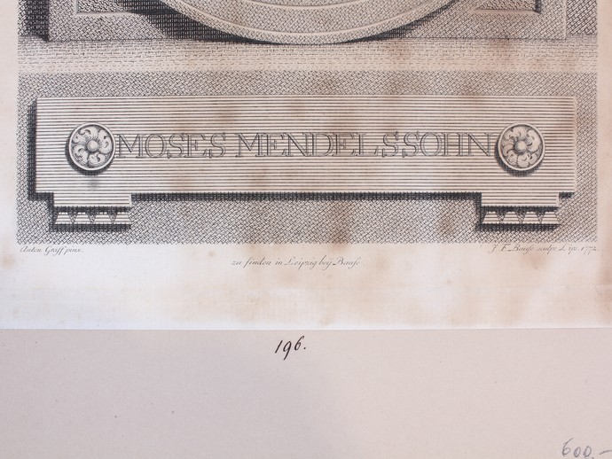Detailaufnahme der Künstlerbezeichnung mit der Namensnennung des Porträtierten Moses Mendelssohn. (vergrößerte Bildansicht wird geöffnet)