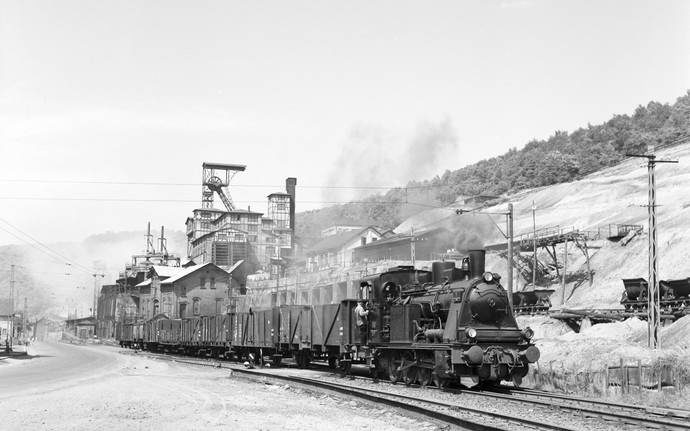 Schwarz-weiß Fotografie einer Feldbahn auf dem Gelände eines Eisenerzbergwerks (Bild: Hans Hild, LWL-Medienzentrum für Westfalen)