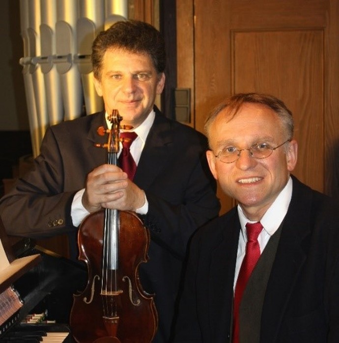 Die Musiker Semjon Kalinowsky (Viola) und Konrad Kata (Orgel)