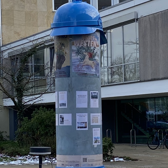 Die Litfaßsäule vor dem Haupteingang der Bezirksregierung Detmold (vergrößerte Bildansicht wird geöffnet)