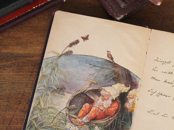 Bunte Zeichnung eines Kobolds in einem Buch, das zwischen 1915 und 1918 geführt wurde. (vergrößerte Bildansicht wird geöffnet)