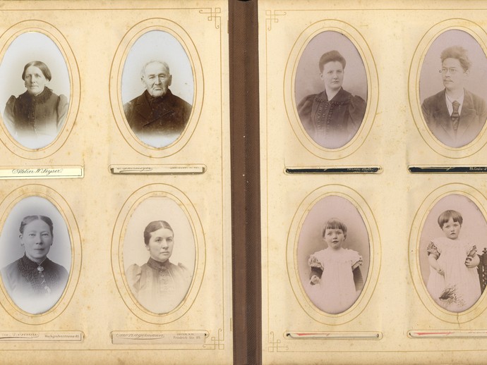 Verbreitet waren zunächst Einsteckalben, in die die Fotos seitlich eingeschoben wurden. Die Alben erhileten dadurch einen gewissen Sammelcharakter. (vergrößerte Bildansicht wird geöffnet)