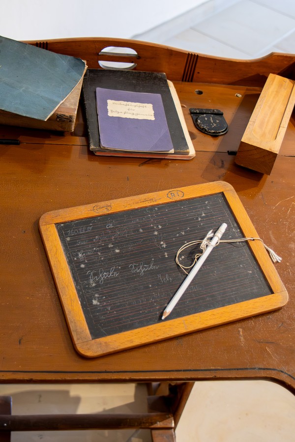 Schultafel auf Bank / LWL Kambartel