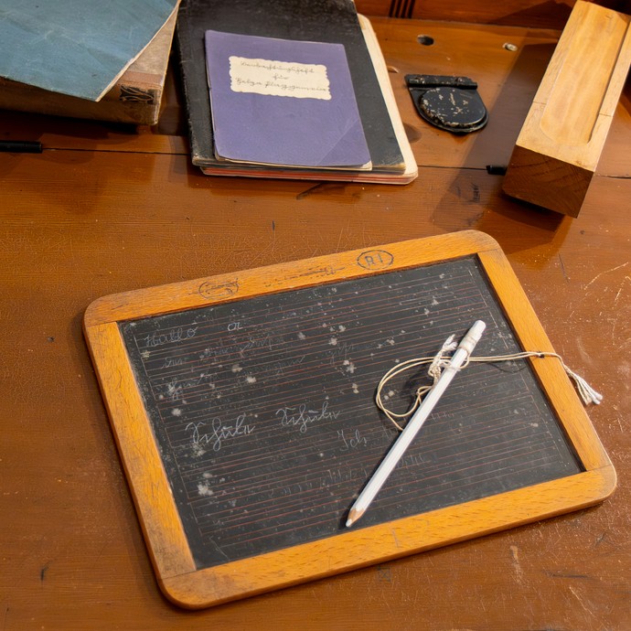 Schulbänke, Vorderansicht / LWL-Kambartel (vergrößerte Bildansicht wird geöffnet)