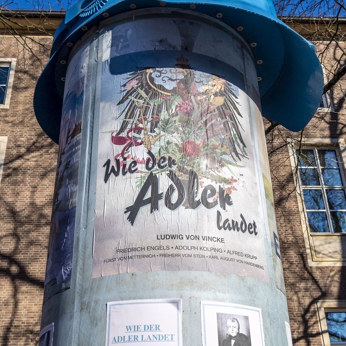 Die Litfaßsäule vor dem LWL-Landeshaus in Münster (vergrößerte Bildansicht wird geöffnet)
