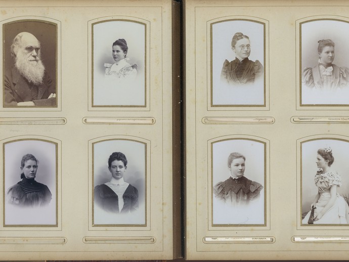 Besonders kurios ist die Seite dieses Albums: Neben Porträts von jungen Frauen finden wir eine Fotografie des Naturwissenschaftlers Charles Darwin. (vergrößerte Bildansicht wird geöffnet)
