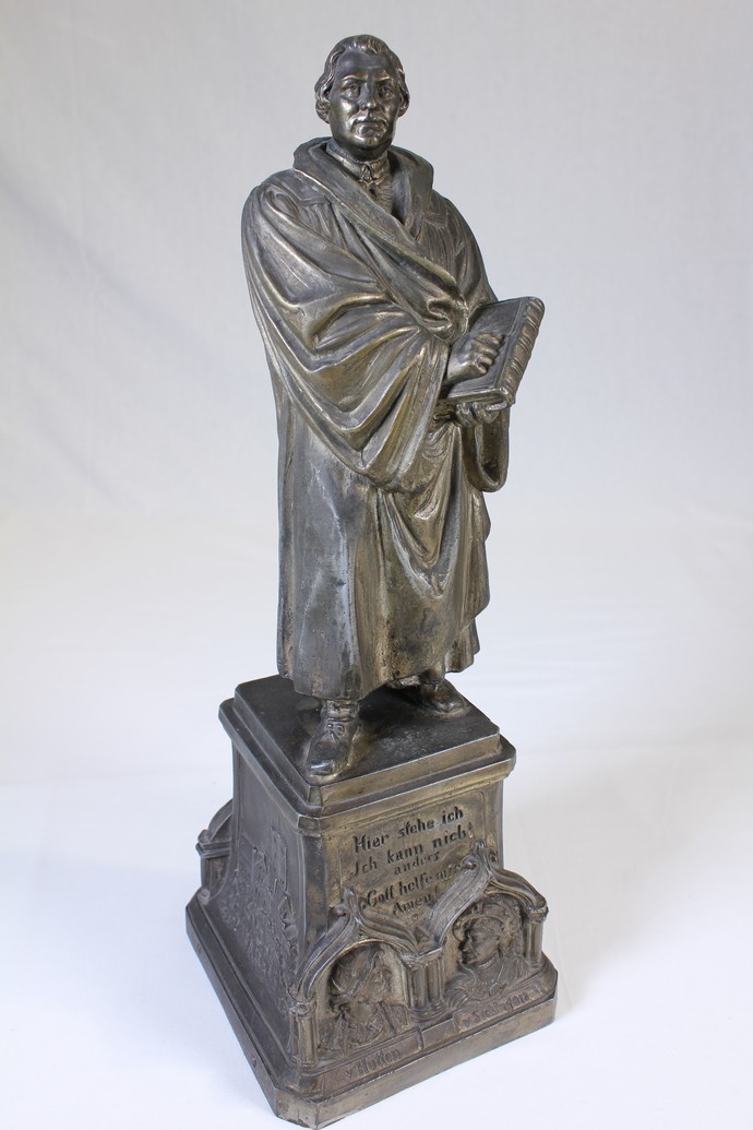 Die Skulptur zeigt Martin Luther in der Gesamtansicht
