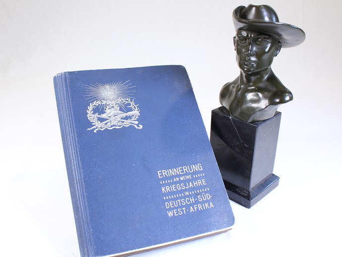 Die Büste des Schutztruppensoldaten und ein Fotoalbum, das zum gleichen Nachlass gehört. (vergrößerte Bildansicht wird geöffnet)