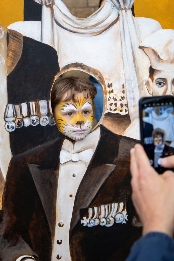 Kind mit geschminktem Gesicht in Fotowand / LWL Kambartel