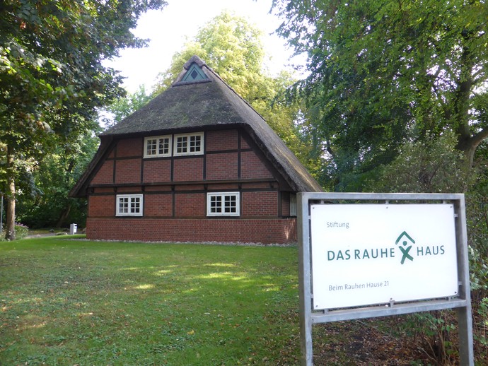 Die ursprüngliche Kate wurde im Zweiten Weltkrieg zerstört. Sie erhielt in den 1980er Jahren einen teilweise als Museum eingerichteten Nachbau. (vergrößerte Bildansicht wird geöffnet)