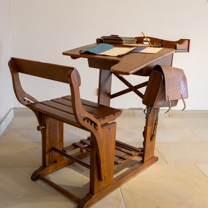 Schulbänke, Vorderansicht / LWL-Kambartel (vergrößerte Bildansicht wird geöffnet)