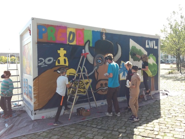 Graffiti am Container