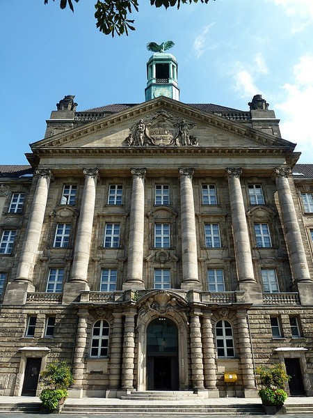 Gebäudefront des Regierungspräsidiums in Düsseldorf mit Blendsäulen und Giebel über dem Eingabsbereich (Bild: Wikimedia Commons)