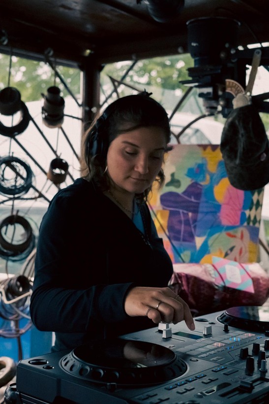 Fotocredits/Copyright – zum Künstler:innenfoto: Franziska Beste