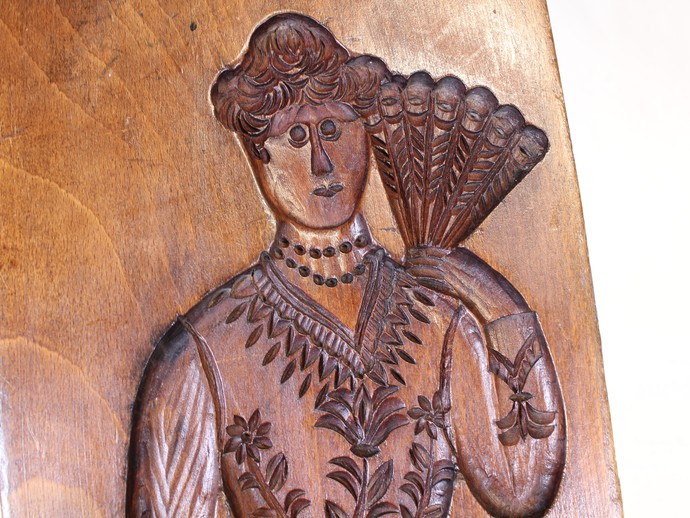 Detail der oberen Hälfte der Backform mit dem Bild von Kaiserin Auguste Viktoria (vergrößerte Bildansicht wird geöffnet)