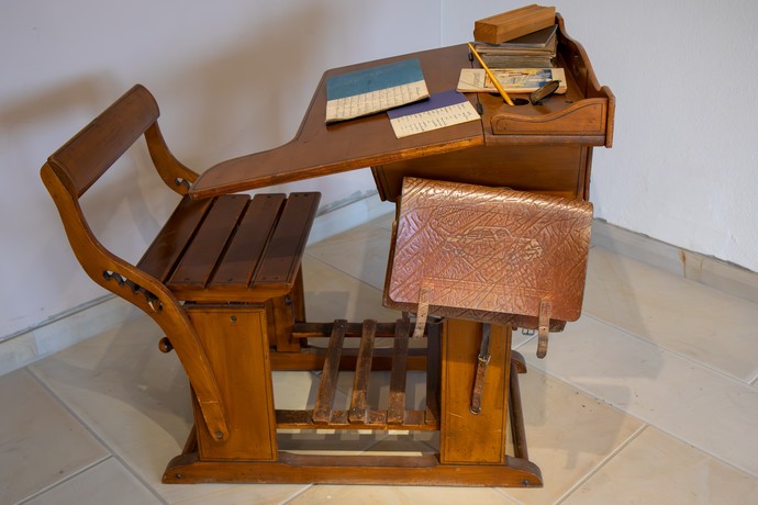 Schulbank /LWL/Kambartel