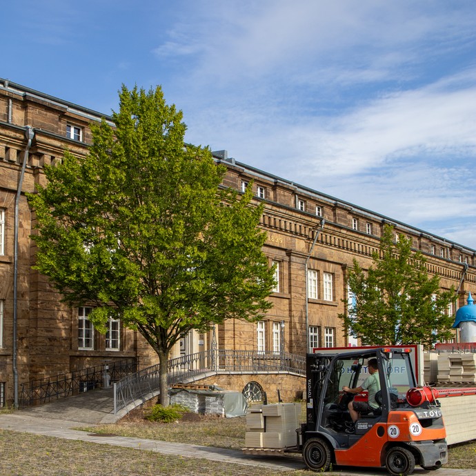 Gabelstapler mit Steinen (vergrößerte Bildansicht wird geöffnet)