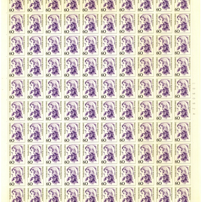 Briefmarkenbogen mit dem Porträt von Dorothea Erxleben (vergrößerte Bildansicht wird geöffnet)