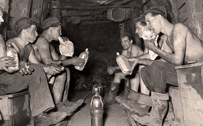 Schwarzweißfotografie von Arbeitern bei einer Pause im Inneren eines Stollens bei Dortmund (Bild: © LWL-Medienzentrum für Westfalen)