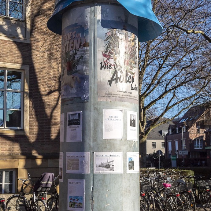 Die Litfaßsäule vor dem LWL-Landeshaus in Münster (vergrößerte Bildansicht wird geöffnet)