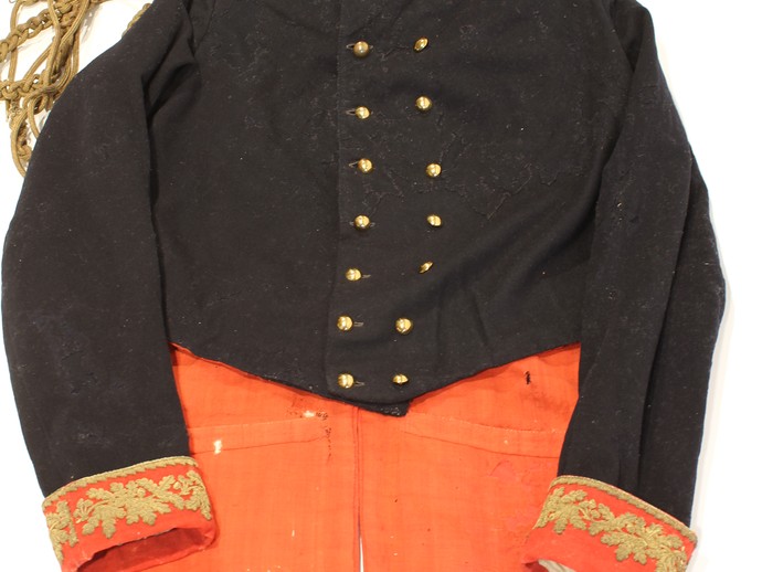 Die Uniform von General Blücher in der Gesamtansicht von außen (vergrößerte Bildansicht wird geöffnet)