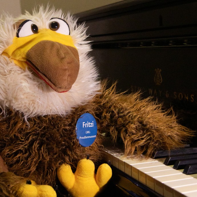 Fritzi am Klavier (vergrößerte Bildansicht wird geöffnet)