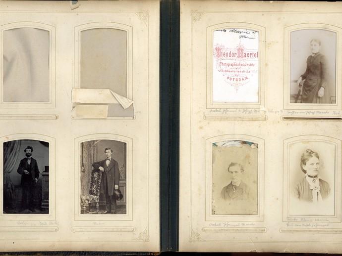 Vermutlich hat er/sie Fotos der Familie oder von Freunden und Bekannten gesammelt. Einige Plätze sind allerdings leer geblieben. (vergrößerte Bildansicht wird geöffnet)
