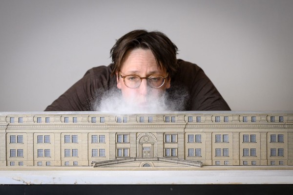 Sylvia Necker entstaubt das Preußenmuseum / Foto: Schumacher