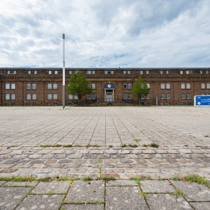 Fassade und Vorplatz des LWL-Preußenmuseums (vergrößerte Bildansicht wird geöffnet)