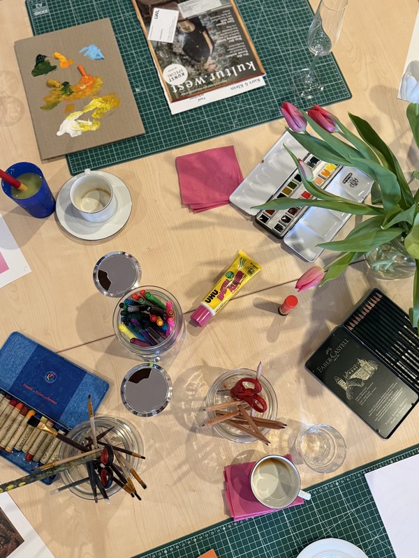 Kulturbrunch Tisch mit Gegenständen / LWL Hannah Meisinger