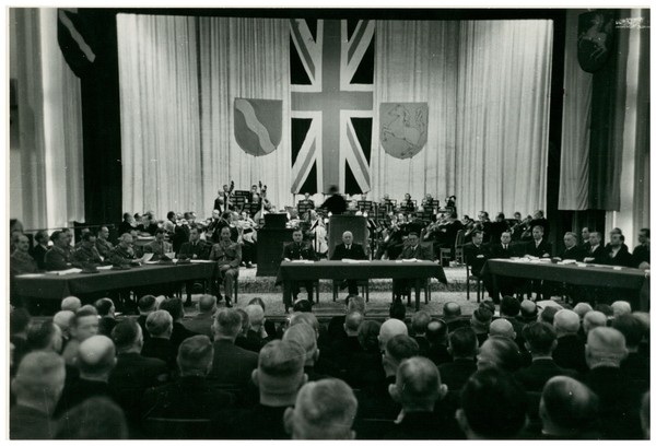 Fotografie der Eröffnung des ersten Landtages am 2. Oktober 1946 im Versammlungsraum (Bild: © Stadtarchiv Düsseldorf)