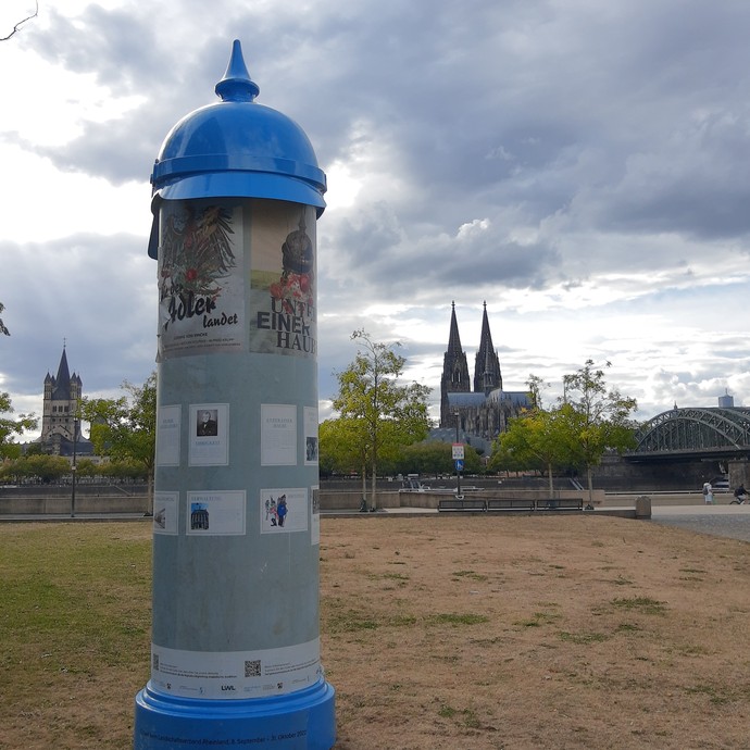 Die Litfaßsäule vor dem Landeshaus des Landschaftsverband Rheinland in Köln-Deutz. (vergrößerte Bildansicht wird geöffnet)